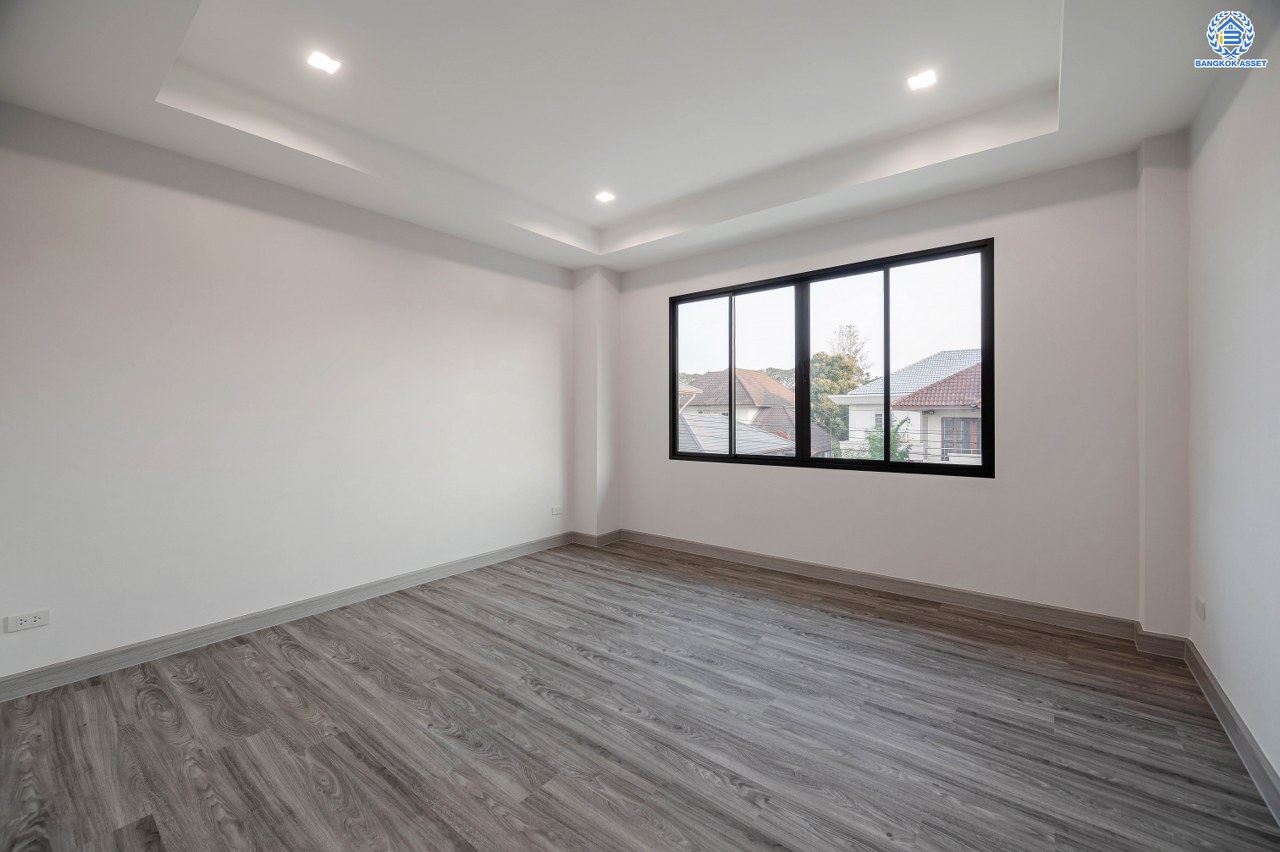 บ้านมือสองตกแต่งใหม่ โครงการ กฤษดานคร20 ปิ่นเกล้า-บรมราชชนนี เนื้อที่ 118 ตร.ว. พื้นที่ใช้สอย 612.6 ตร.ม. พร้อมฟังก์ชันจัดเต็ม 4 ห้องนอน 4 ห้องน้ำ 1 ห้องแม่บ้าน จอดรถได้ 3 คัน บนทำเลเชื่อมต่อเมืองอย่างรวดเร็ว ใกล้ทางคู่ขนานลอยฟ้าบรมราชชนนี ทางด่วน "กาญจนาภิเษก" ม.มหิดล เซ็นทรัลปิ่นเกล้า และตลาดสดธนบุรี